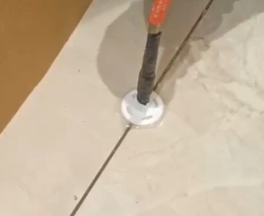 察雅瓷砖空鼓维修公司专业解答瓷砖在铺贴过程中，如果没有涂抹均匀到位的粘结材料（如水泥砂浆或瓷砖胶），可能会导致以下问题