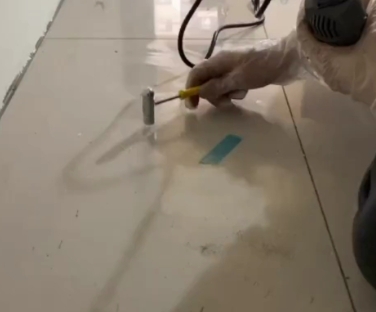 察雅瓷砖开裂维修公司专业分享瓷砖在铺贴前如果没有沥干水分，将会导致以下问题