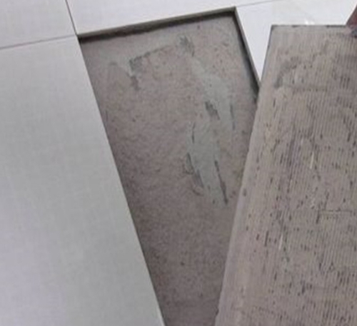 察雅瓷砖空鼓维修公司分享瓷砖铺贴时如果打浆（即涂抹在瓷砖背面和基层上的砂浆或瓷砖胶）过少，会带来以下问题