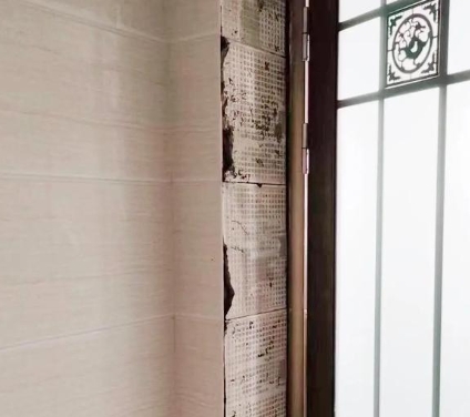 察雅瓷砖空鼓免砸砖维修公司分享吸水砖泡水时间不够或过长都会对瓷砖铺贴效果产生影响